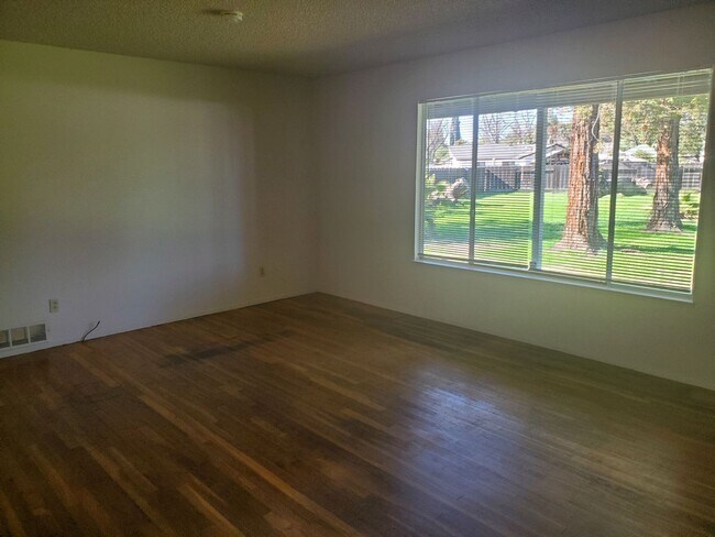 Building Photo - 1505 W Rumble Rd