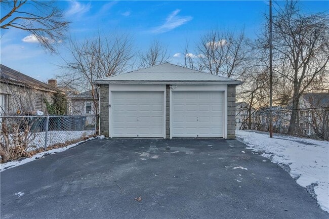 Building Photo - 382 Orms St