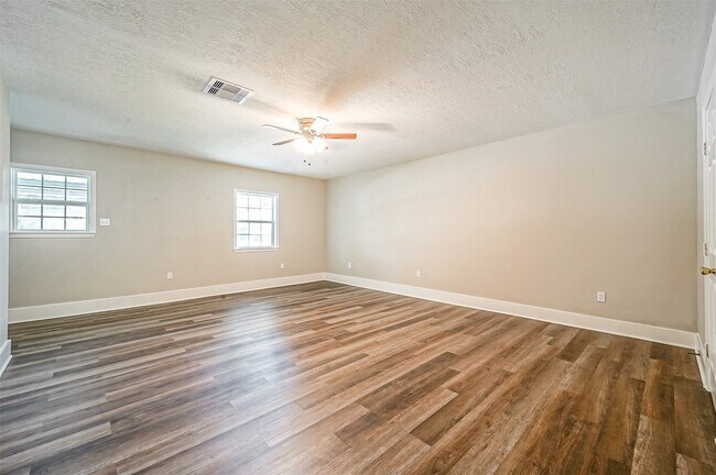 Building Photo - 2605 Leslie St