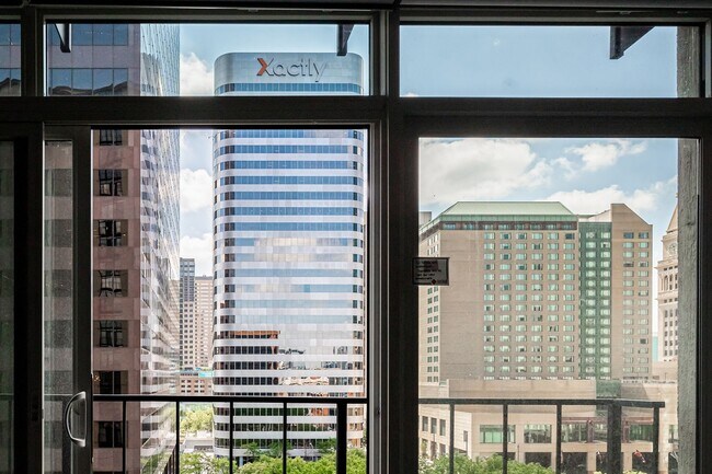 Building Photo - Gorgeous 2 Bedroom 2 Bathroom Condo in Low...