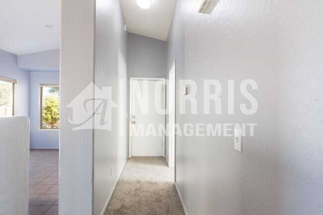 Building Photo - Great Home Located in Town with a Pool