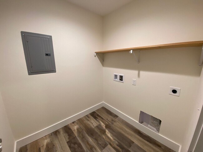 Building Photo - 1402 Parkway Dr