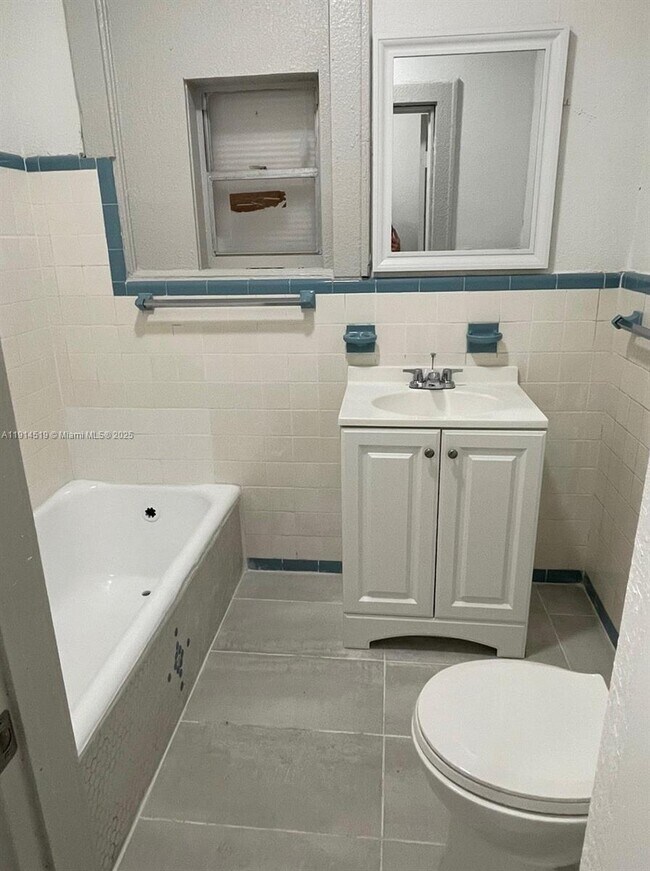 Building Photo - 444 SW 10th Ave