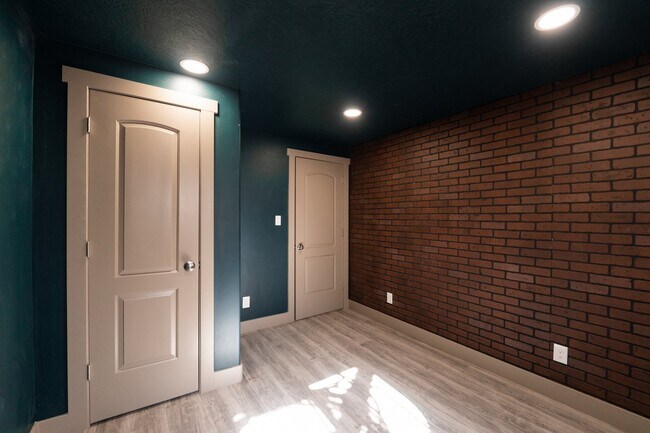 Building Photo - 110 W 930 N