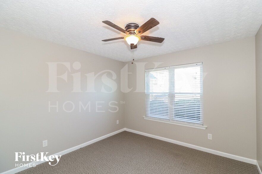 Building Photo - 812 Kendall Park Dr