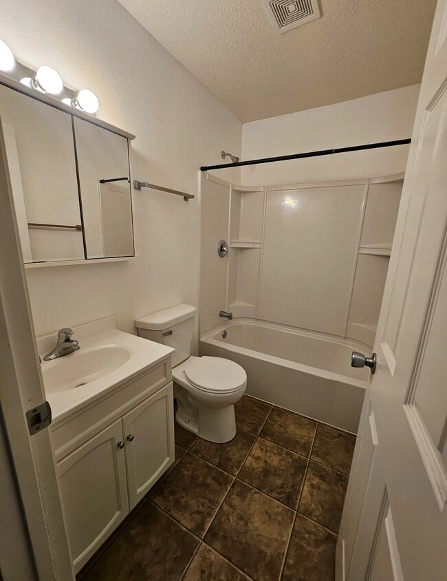 Building Photo - 1825 5th St SE