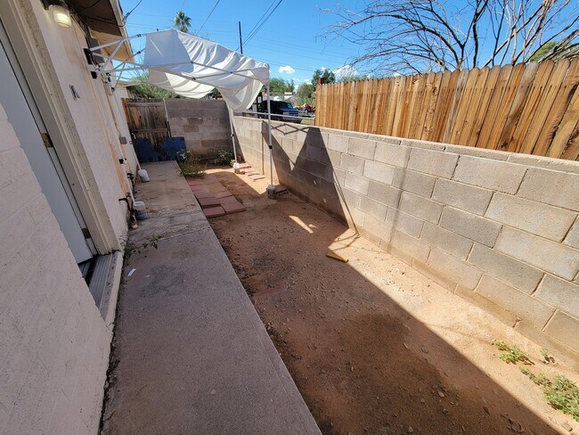 Building Photo - 3423 E Flower St