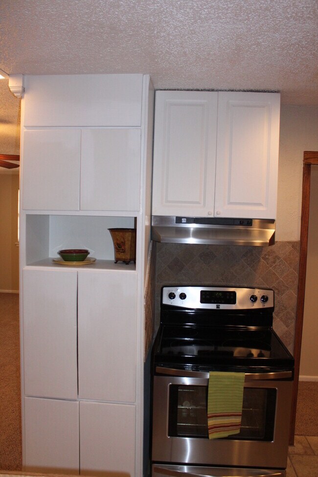 Building Photo - PRE-LEASING For August! 4 Bedroom/ 2 Bath Updated house close to TTU and LCU