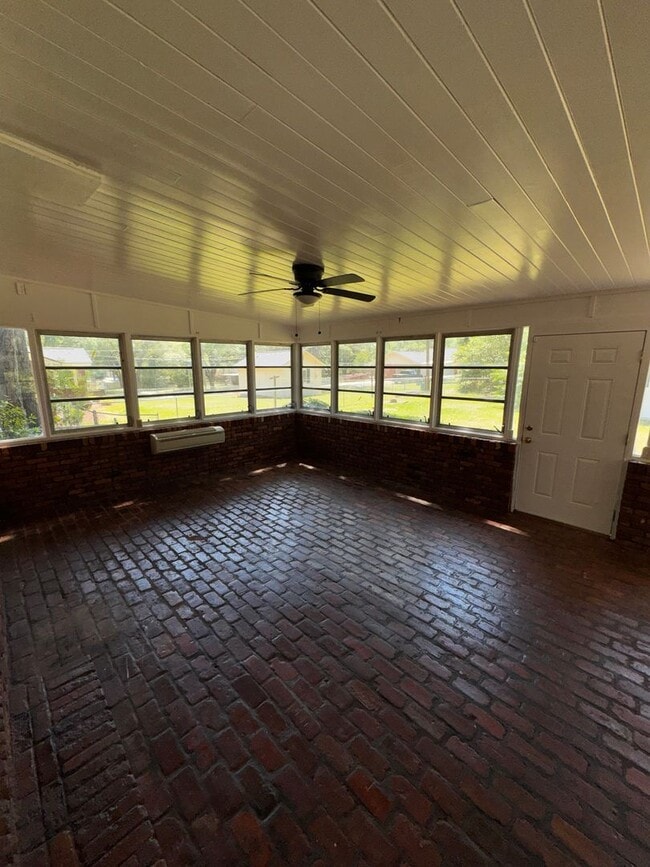 Building Photo - Charming 3 bedroom, 2 bathroom home featuring a fenced-in backyard and enclosed back porch. Fresh...