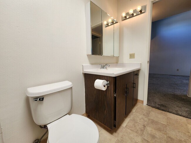 Building Photo - 2 Bedroom Bennett Valley Apartment