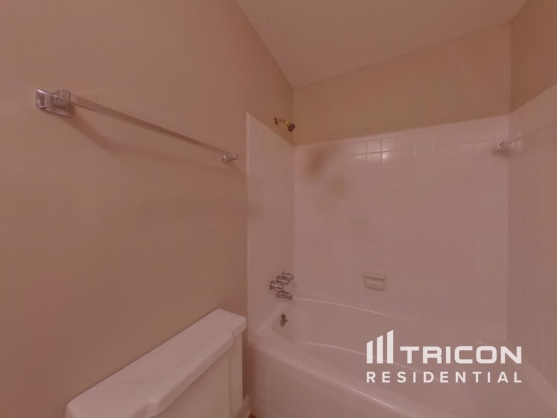 Building Photo - 2087 Meadowbrook Dr SW