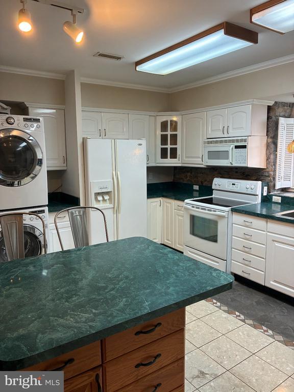 Building Photo - 16 Catalpa Ct