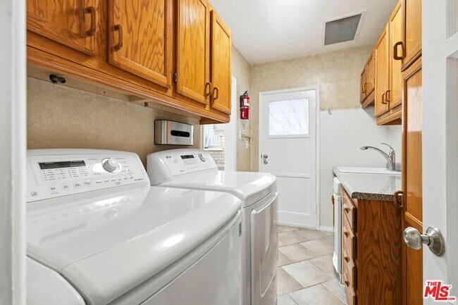 Building Photo - 3208 W 81st St