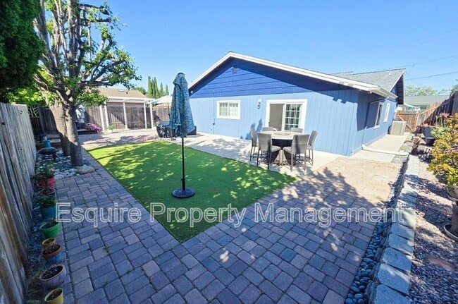 Building Photo - 279 Maple Rd