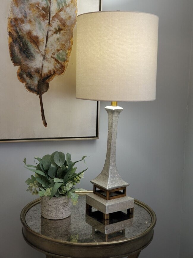 Building Photo - Fully Furnished Short-term rental Includes internet, cable, washer, dryer, etc