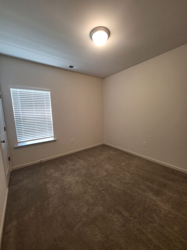 Building Photo - Cute, Well Maintained, Ranch Close to Mountain Island Lake