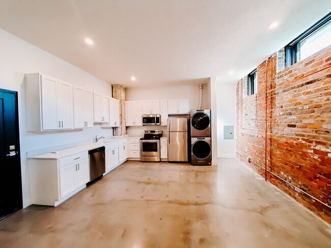 Building Photo - Exposed Brick 1-Bedroom Apartment at a Great Price!