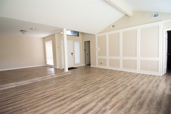 Building Photo - 9010 Arlington Forest Dr