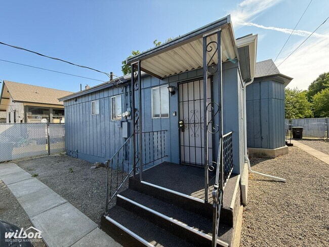 Building Photo - 704 N Naches Ave