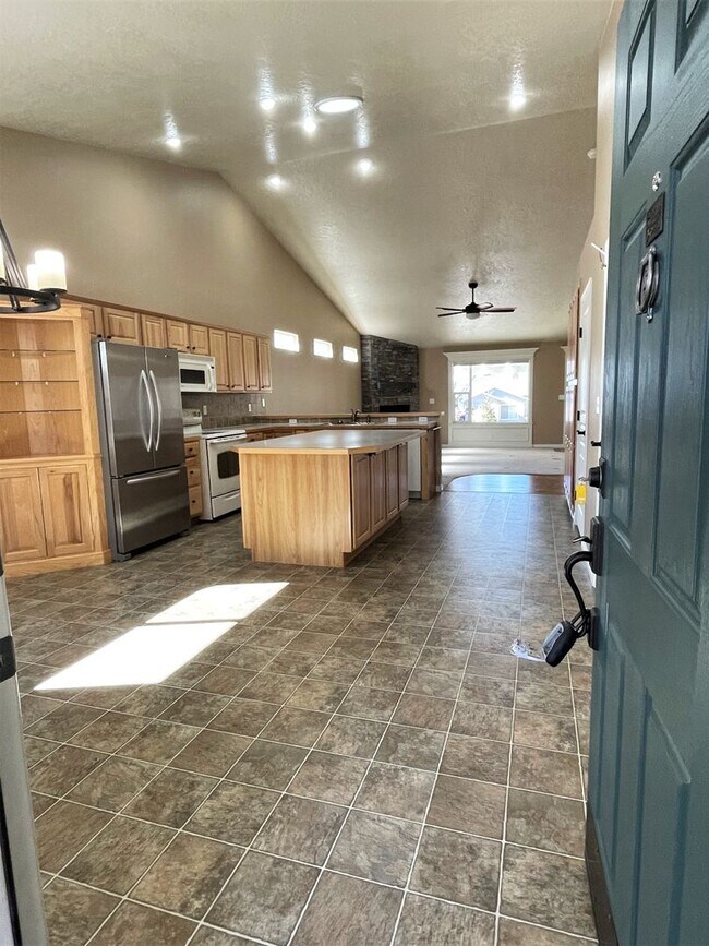 Building Photo - Beautiful 2 bed 2 bath home in the Woodbridge Subdivision.