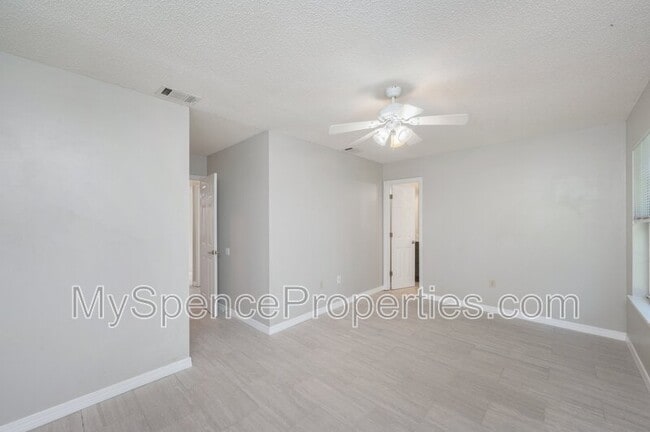 Building Photo - 440 Apple Dr