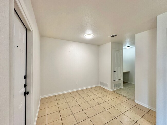 Building Photo - 2608 Seabiscuit Dr