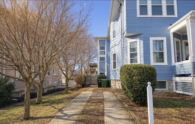 Building Photo - 172 Maplewood St