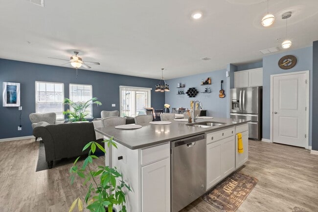 Building Photo - Gorgeous 3 BR/2.5 BA Townhome in Marietta-...