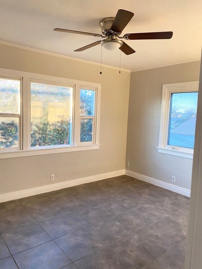 Building Photo - 800 N Tamarind Ave