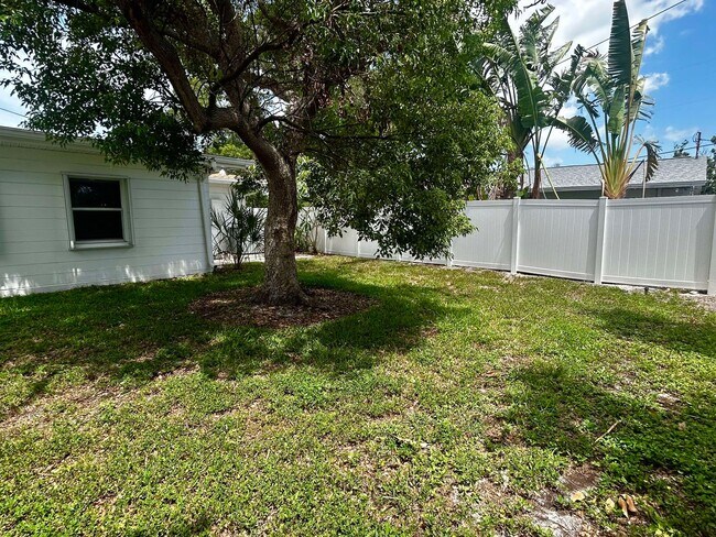 Building Photo - 3 Bed 2 Bath Home for Rent in Ideal Northeast St. Pete Neighborhood