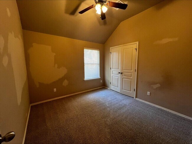 Building Photo - 13111 Red Oak Dr