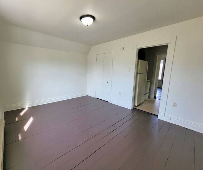 Building Photo - 633-633 1/2 Spring Street