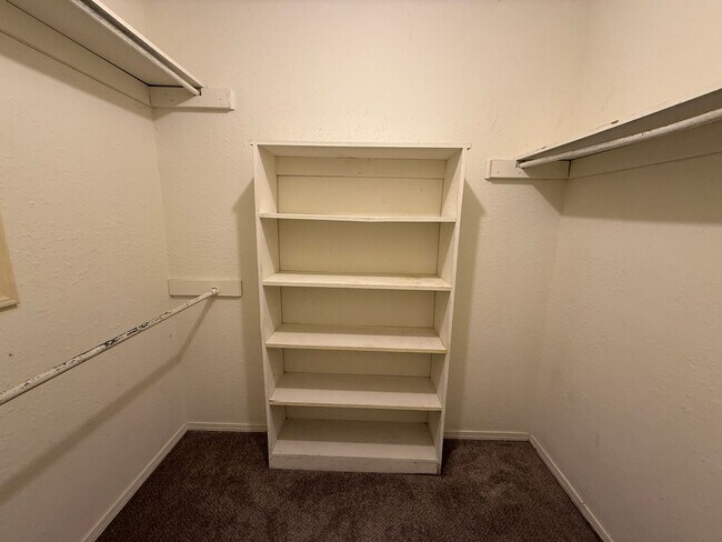 Building Photo - Huge Master Suite, culd-du-sac, Jenks Scho...