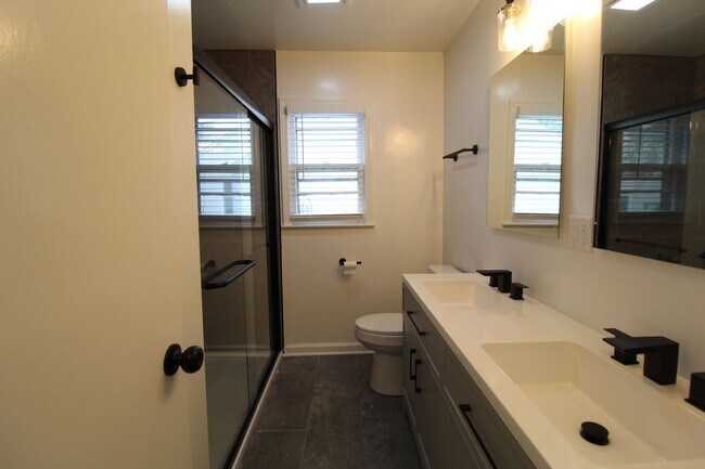 Building Photo - 2 Bedroom 1 Bath Home In Mission