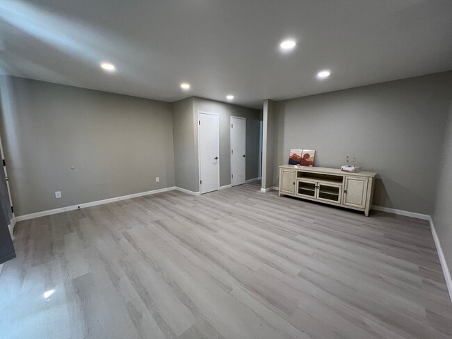 Building Photo - 3 bedroom 1.5 bath - for rent $3300
