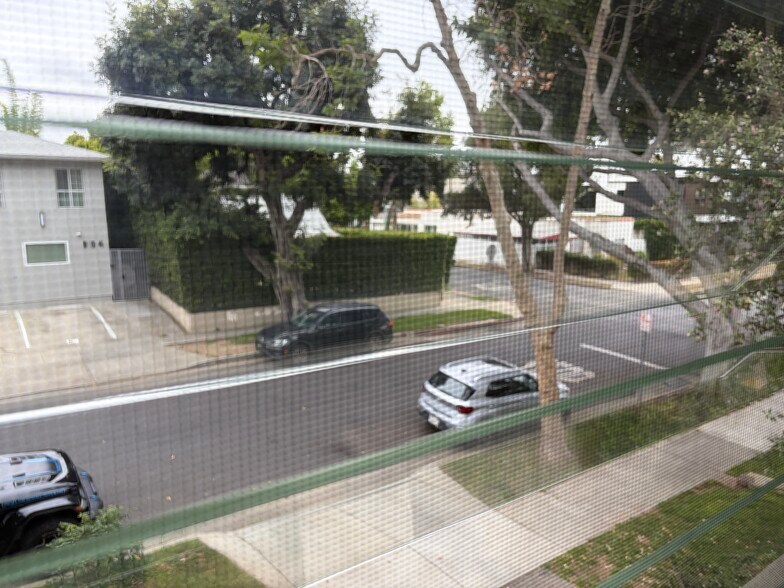 Building Photo - 907 N Gardner St