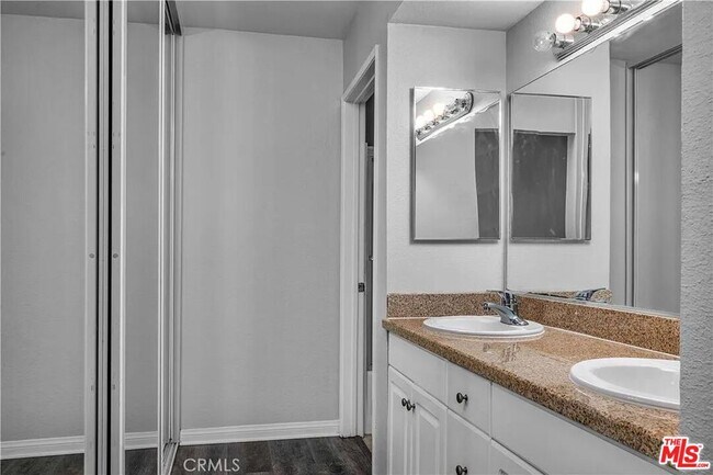 Building Photo - 5565 Canoga Ave