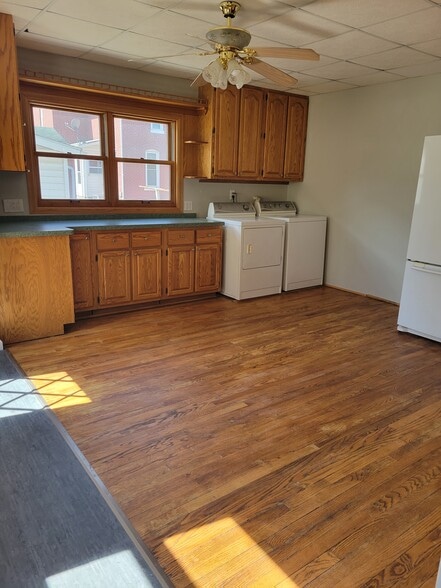 Large kitchen - 2705 White St