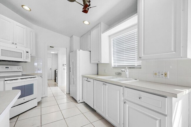 Building Photo - 8270 Eleuthera Ln