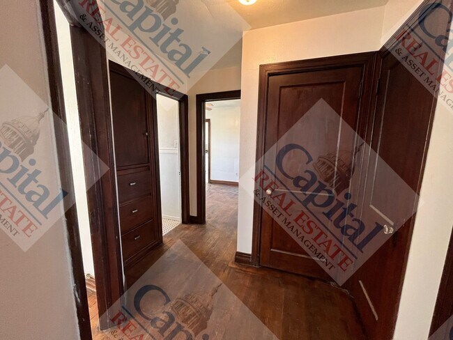 Building Photo - Charming 3 Bedroom