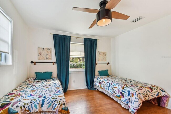 Building Photo - 145 24th Ave SE