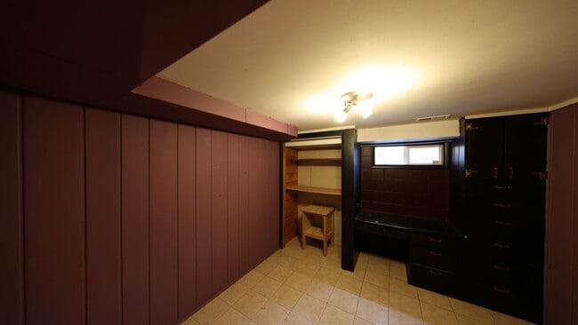 Building Photo - 5 Bed 2 Bath - Ideal for Group - Landscaping Included - Pet per Approval - NAS Whidbey