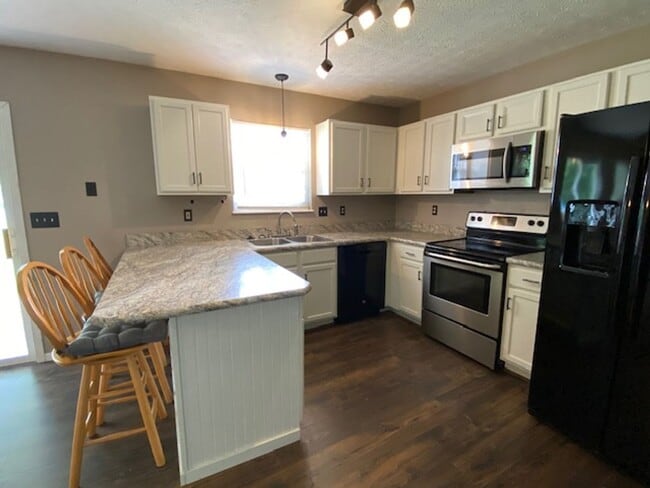 Building Photo - Three Bedroom Home w/ 2.5 Baths and 2 Car ...