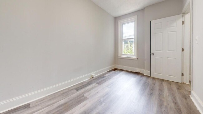 Building Photo - Renovated 2BR Row Home