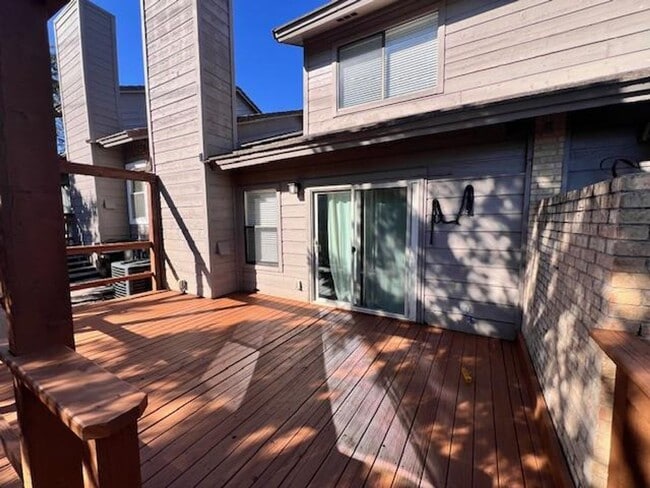 Building Photo - Northwest Condo / 2 bedrooms / 2 car garage / Backs beautiful Greenbelt