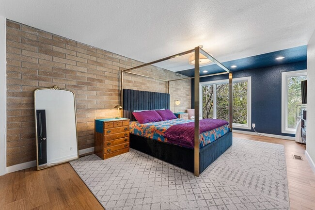 Building Photo - Stunning 4-bedroom / 3-bathroom townhome i...