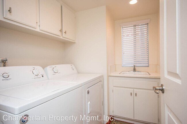 Building Photo - 4 br, 2.5 bath House - 1837 Paseo Del Lago...