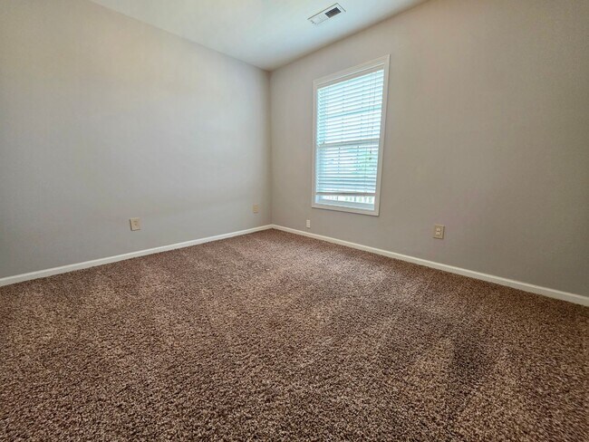Building Photo - Elevated Four Bedroom in Rivertowne Countr...
