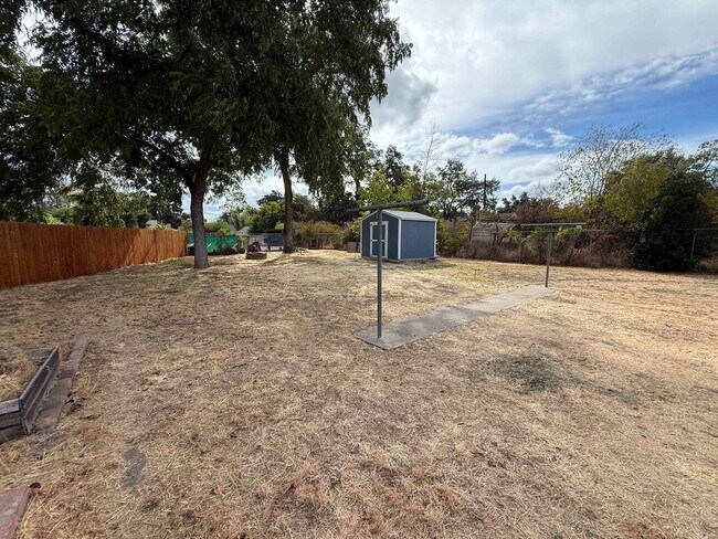Building Photo - Slice of Country Living in the Heart of Sa...