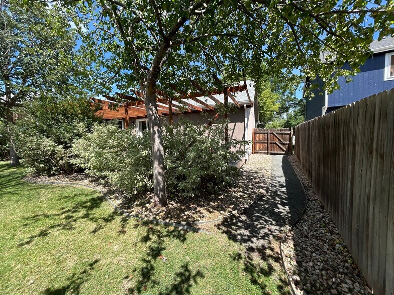 Side gate access to backyard from frontyard - 4393 N Lincoln Ave